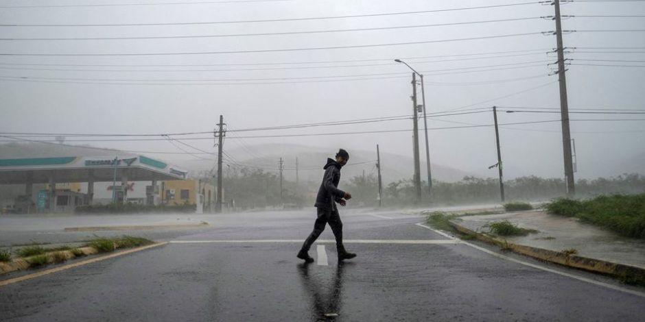 Un hombre se para en los fuertes vientos del Huracán "Fiona" en Ponce, Puerto Rico.