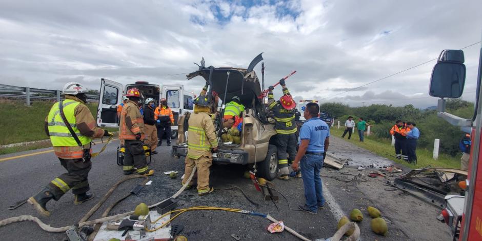 Tráiler aplasta camioneta donde viajaba una familia; mueren 6 personas.