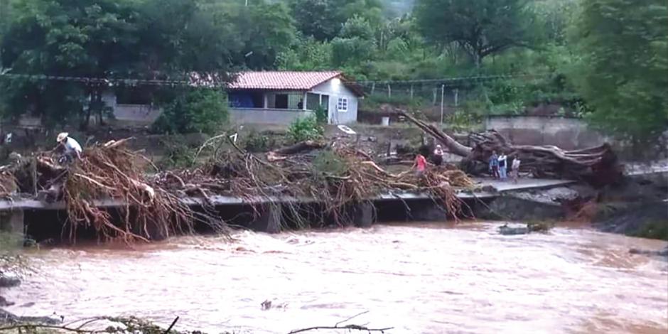 El río San Felipe, que se desbordó a la altura de Tehuastitlán, en imagen difundida ayer por autoridades de Tlatlaya.