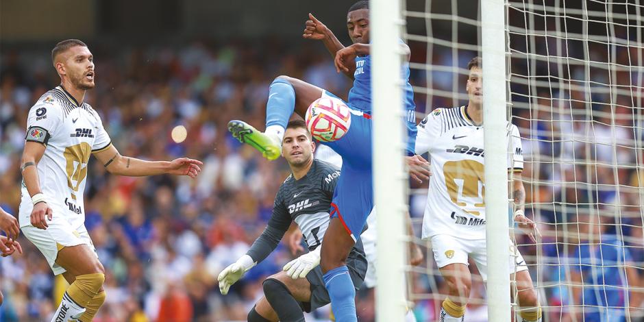 Carneiro marca el segundo gol del encuentro, con el que Cruz Azul finiquitó el duelo y amarró su pase a la siguiente ronda.