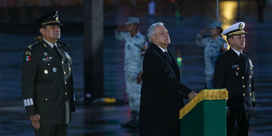El titular del Ejecutivo Federal López Obrador llevó a cabo el izamiento de bandera en el Zócalo, este 19 de septiembre.