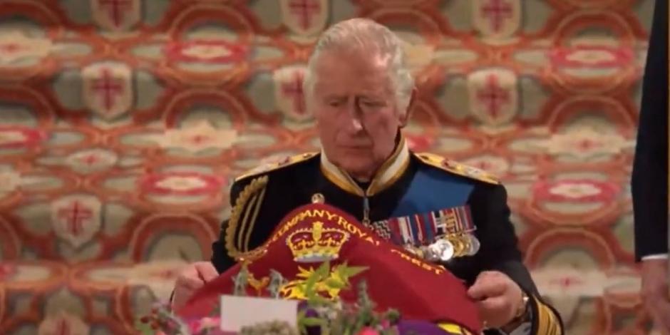 El rey Carlos III coloca pequeña bandera de la Corona Británica encima de féretro de la difunta reina Isabel II