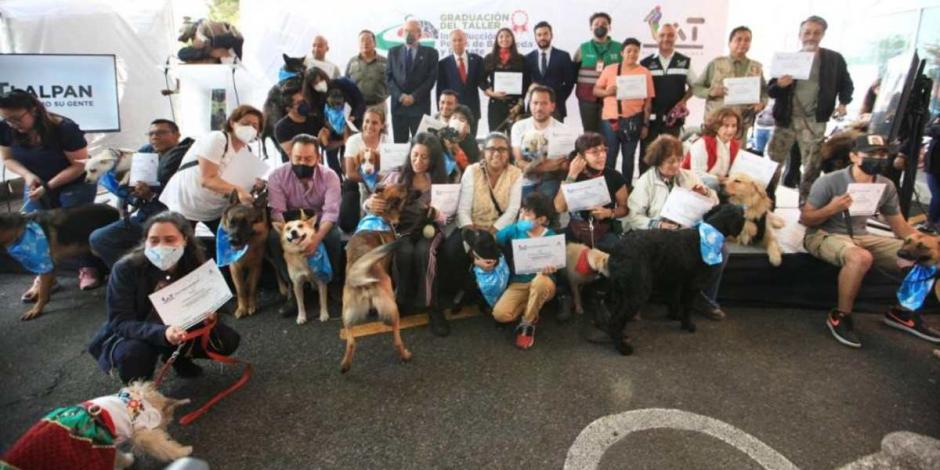 Se gradúan 27 caninos del primer taller de rescate para perros en Tlalpan.