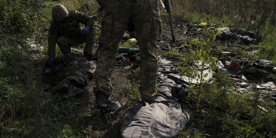 Soldados ucranianos recuperan los cadáveres de combatientes en Járkov, ayer.