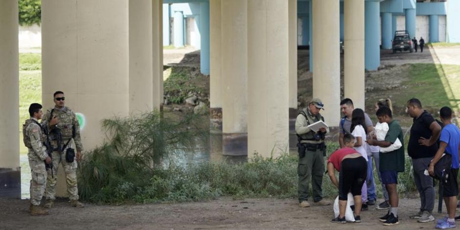 Agentes fronterizos vigilan a un grupo de ilegales, detenido en río Bravo, en agosto pasado.
