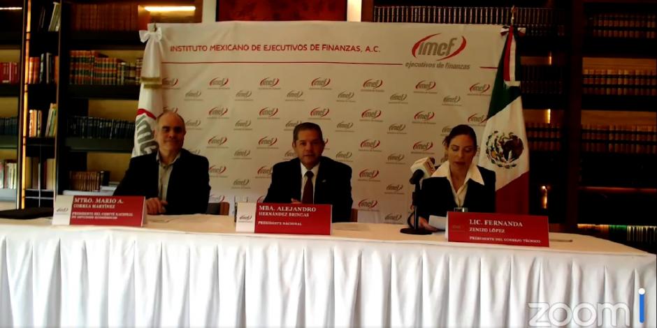 El presidente del IMEF, Alejandro Hernández Bringas, (centro), encabeza la conferencia de prensa mensual del organismo,.