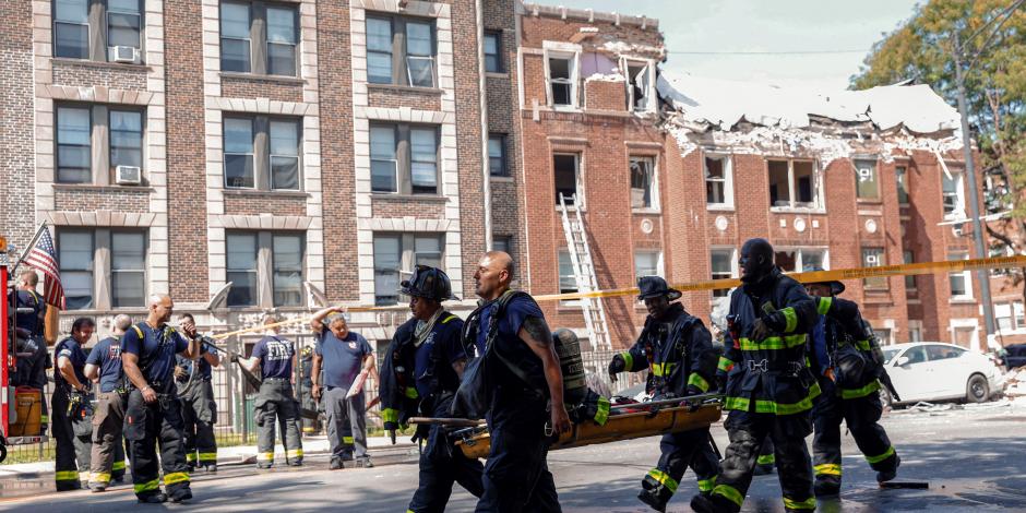 Los socorristas trabajan en la escena después de que la explosión de un edificio causara lesiones, ladrillos esparcidos y escombros en Chicago, Illinois.