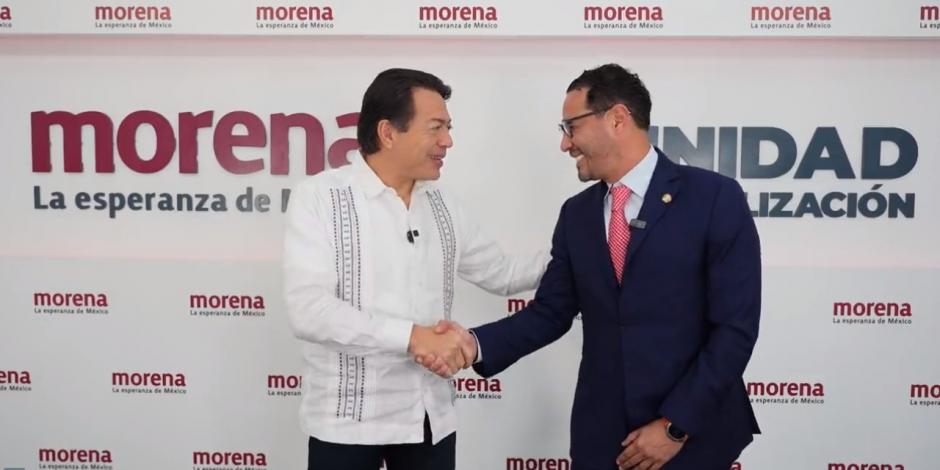 El dirigente nacional de Morena, Mario Delgado, saluda al senador Raúl Paz, quien se unió a la bancada; "Hay momentos de definiciones: o se está con el pueblo o en la politiquería", dice