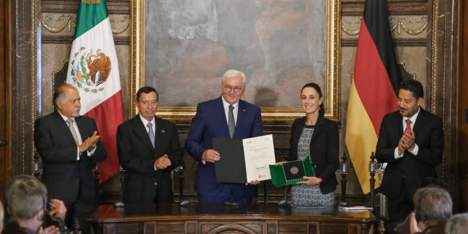 La Jefa de Gobierno de la Ciudad de México, Claudia Sheinbaum, entrega la Llave de la capital al presidente de Alemania, Frank Walter Steinmeier