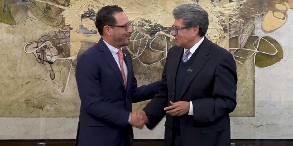 Ricardo Monreal da la bienvenida a Raúl Paz a la bancada de Morena en el Senado.