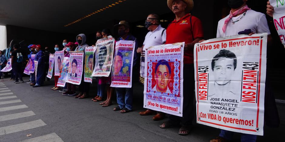 Estudiantes y familiares de los 43 normalistas desaparecidos protestaron a las afueras de la Secretaría de Relaciones Exteriores, ayer.