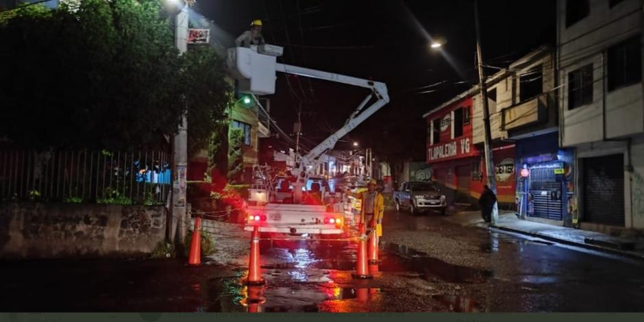 La CFE realiza labores para restablecer el servicio de luz en los lugares afectados tras el sismo de 6.9, este jueves 22 de septiembre.