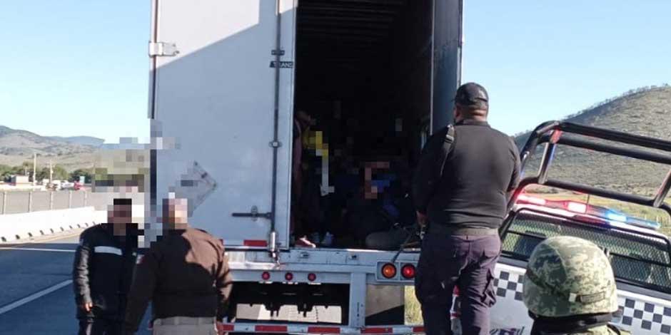Rescatan a 110 migrantes en Nuevo León; viajaban en la caja seca de un tráiler