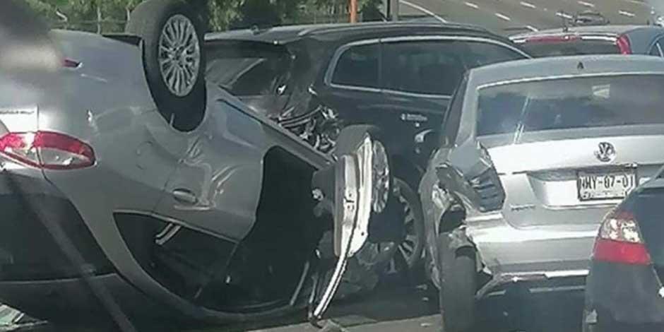 Accidente en la México-Pachuca provoca cierre parcial; un auto quedó volteado