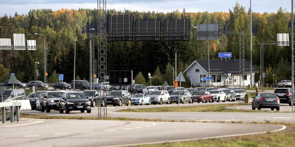 Largas filas de vehículos aguardan para cruzar hacia Finlandia, ayer.