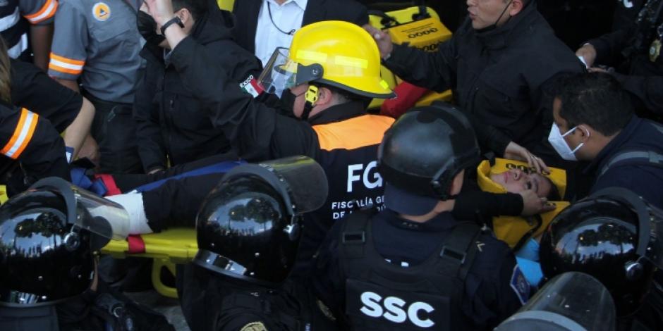 Al menos 13 policías heridos ayer en protestas en la FGR, fue un grupo de 40 personas: Batres