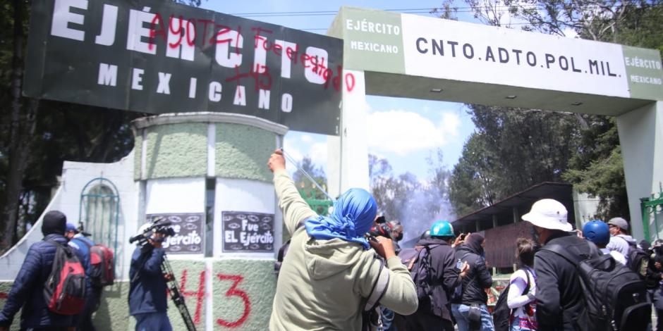 Con piedras, petardos y cohetones, normalistas atacan instalaciones de Campo Militar 1.