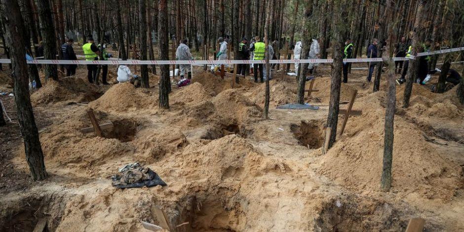 Ucrania exhuma 436 cuerpos de Izium; 30 muestran "signos de tortura".