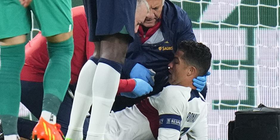 Cristiano Ronaldo al momento de ser atendido por los médicos, después del golpe en el rostro que sufrió durante el juego de la UEFA Nations League entre Portugal y República Checa.