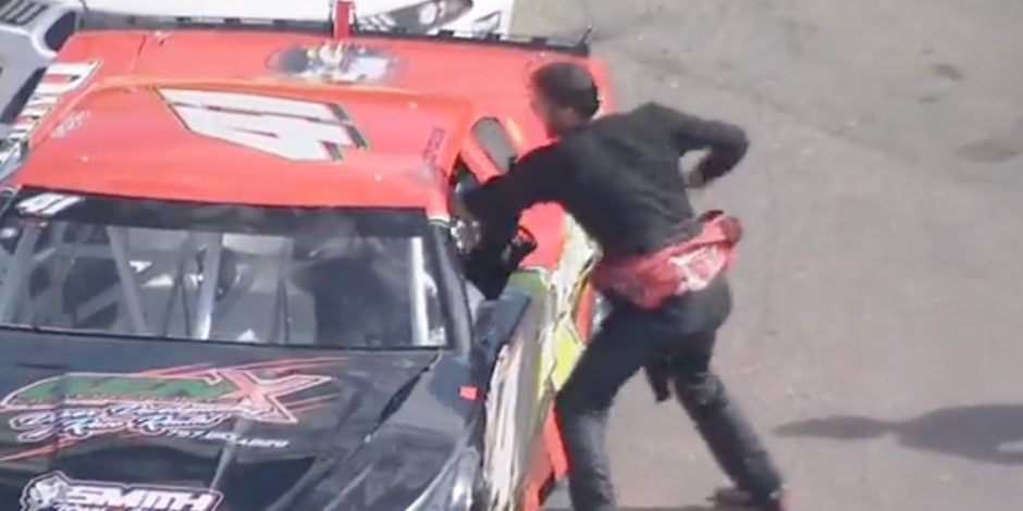Andrew Grady al momento de golpear a Davey Callihan durante la  clasificatoria para la Martinsville 300 de la NASCAR.