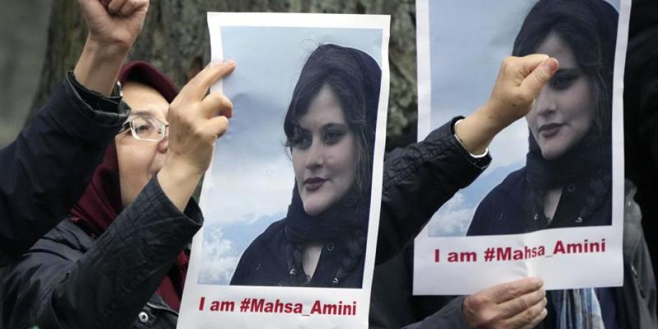 Exiliadas iraníes protestan frente a la embajada de Irán en Berlín por la muerte de  la kurdo-iraní Mahsa Amini a manos de la policía moral iraní por no usar correctamente el velo islámico