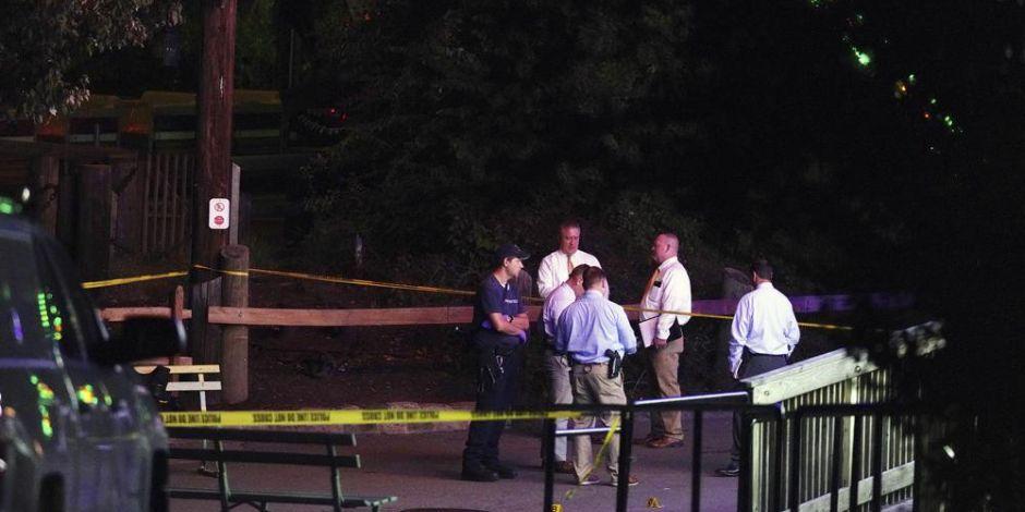 Agentes en Kennywood Park, Pensilvania, para recibir informes del tiroteo dentro de parque de diversiones.