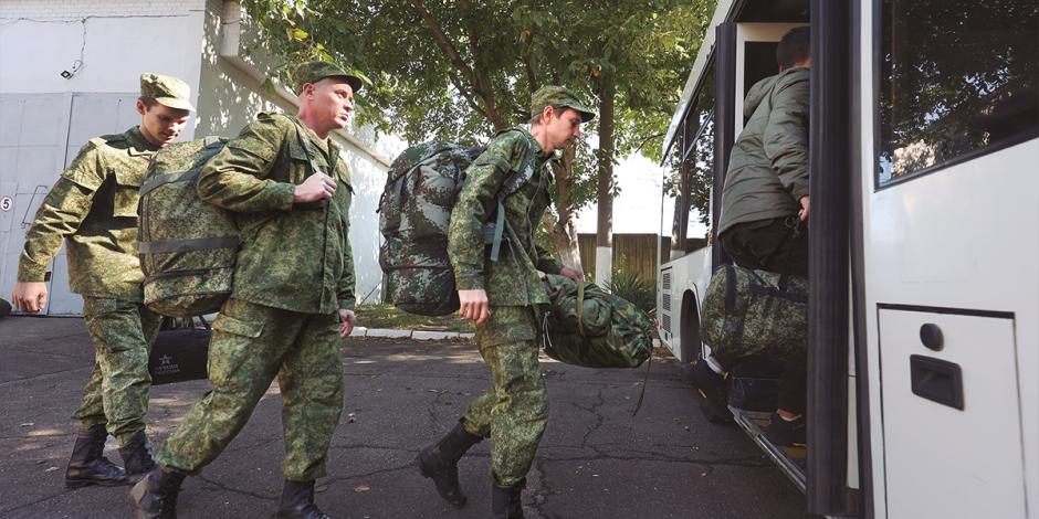 Reservistas rusos abordan un camión rumbo a un centro de entrenamiento, ayer.