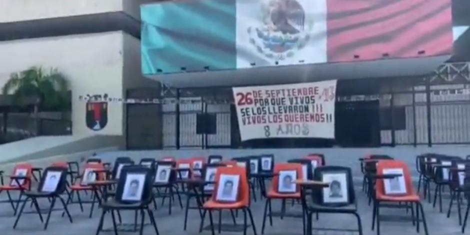 Miembros de la CNTE y normalistas de la  Rural de Mactumatzá colocan 43 sillas vacías en conmemoración de los estudiantes de Ayotzinapa desaparecidos hace ocho años en Iguala, Guerrero