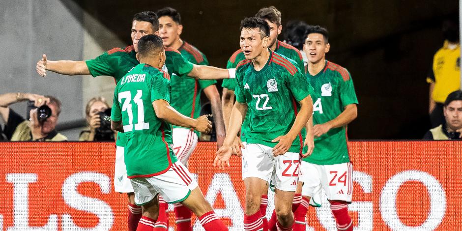 Jugadores de México celebran su anotación ante Perú
