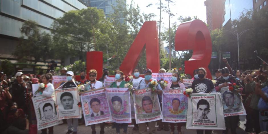 Marcha en la Ciudad de México por el octavo aniversario de la desaparición de los 43 normalistas de Ayotzinapa.