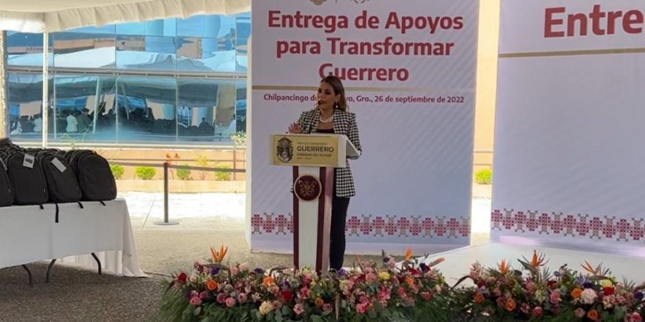 Evelyn Salgado entrega casi 2 mdp en Apoyos para Transformar Guerrero a menores de comunidades indígenas.