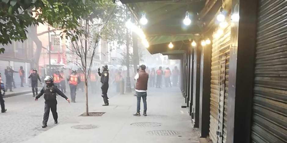 Encapuchados se enfrentan a policías durante marcha por caso Ayotzinapa