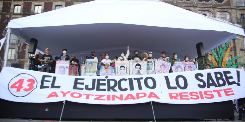 Padres de los 43 normalistas de Ayotzinapa ofrecen mensaje en el Zócalo de la CDMX, a 8 años de su desaparición.