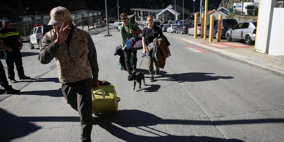 Con apenas una maleta, ciudadanos caminan hacia la frontera con Georgia.