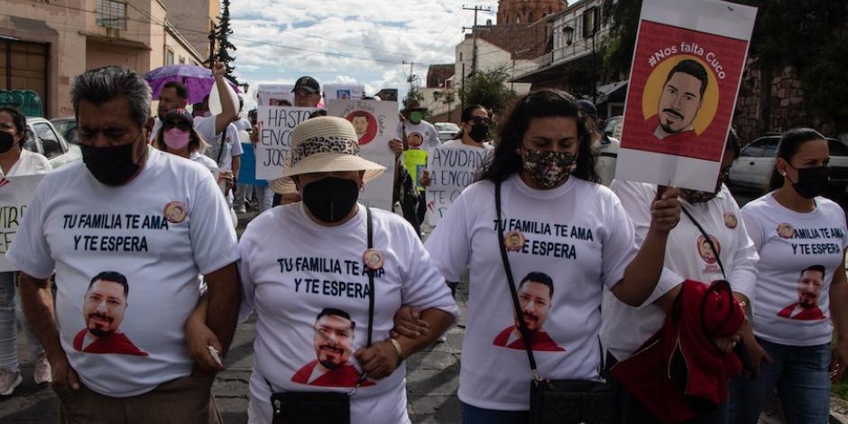 Familiares, amigos y compañeros de trabajo de Cuco Robles, enfermero desaparecido el 5 de septiembre; se manifestaron por las principales calles de Zacatecas para exigir resultados del caso.