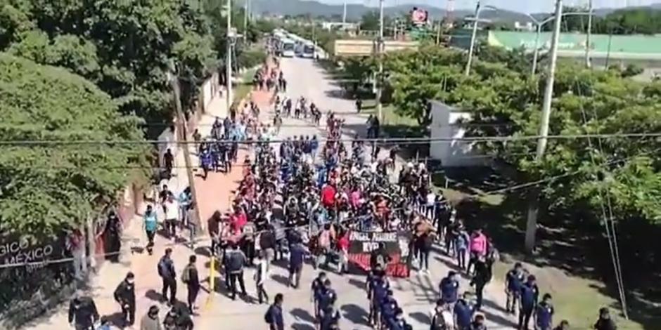 Protestan en Iguala padres de los 43 normalistas de Ayotzinapa.