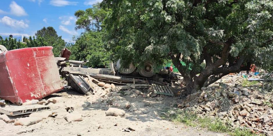 Tráiler se queda sin frenos y enviste a varios vehículos en carretera de Morelos; saldo dos personas muertas y seis lesionadas