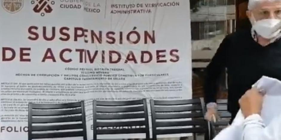 En redes sociales circuló un video en donde el padre del alcalde de Miguel Hidalgo, Mauricio Tabe, amaga a un verificador del Invea.