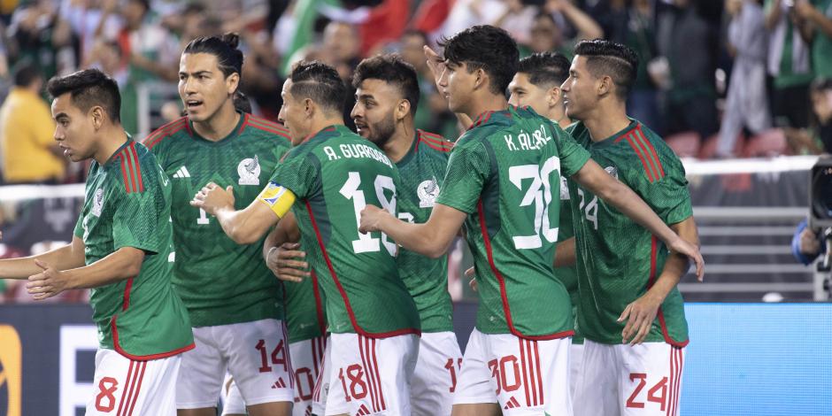 Jugadores de la Selección Mexicana en el partido ante Colombia.