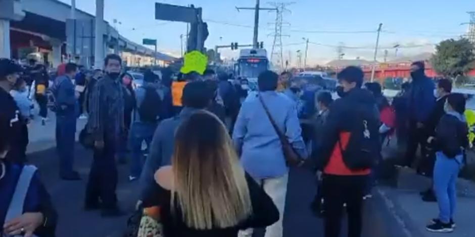 Habitantes bloquean Avenida Central en Ecatepec; demandan atención a personas lesionadas por un choque entre dos unidades del Mexibús.