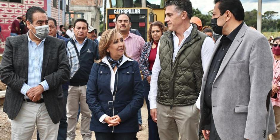 Lorena Cuellar Cisneros, gobernadora del estado, supervisó rehabilitación carretera.