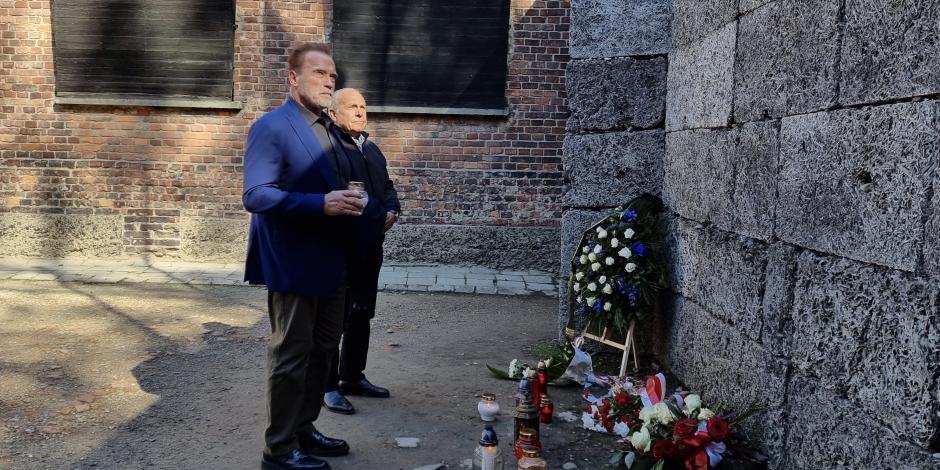 El exgobernador de California, Arnold Schwarzenegger, visita el antiguo campo de exterminio nazi en Auschwitz, en Polonia
