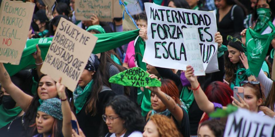 Integrantes de colectivos feministas lanzaron petardos a las vallas colocadas desde el pasado 26 de septiembre en Palacio Nacional, en un intento por derribarlas