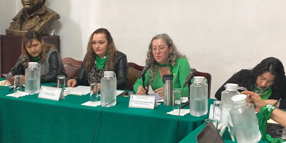 La diputada Ana Francis López (tercera de izquierda a derecha) al explicar la propuesta durante un foro temático que tuvo lugar ayer.