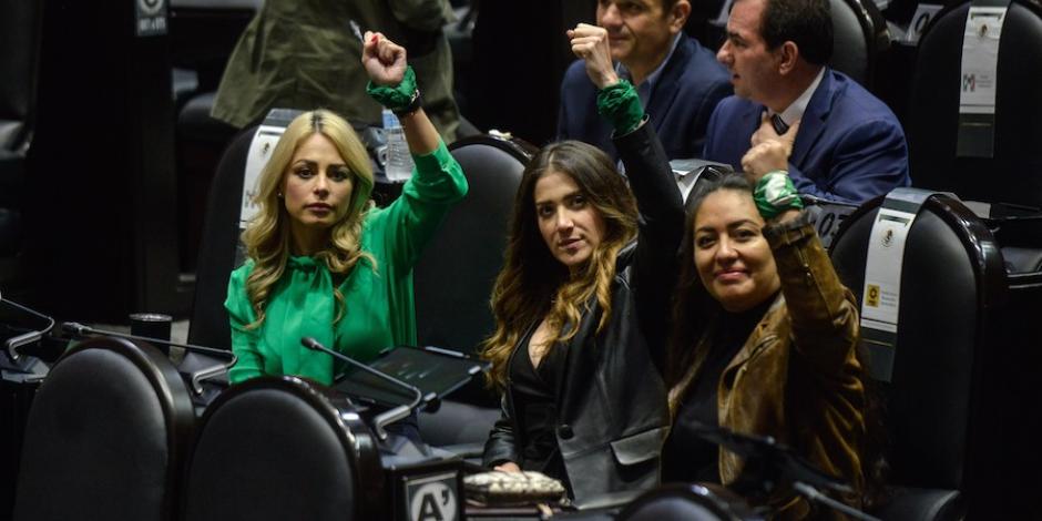 Diputadas en San Lázaro muestran, ayer, pañuelos verdes a favor del aborto. La sesión en la que se discutiría el cambio de horario fue cancelada.