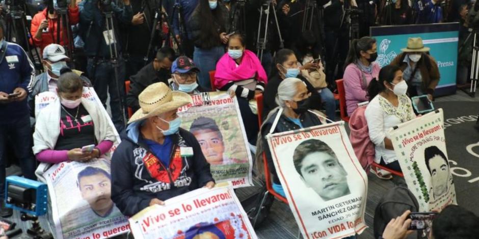 Padres de los 43 normalistas desaparecidos de Ayotzinapa acuden a conferencia de prensa del GIEI.