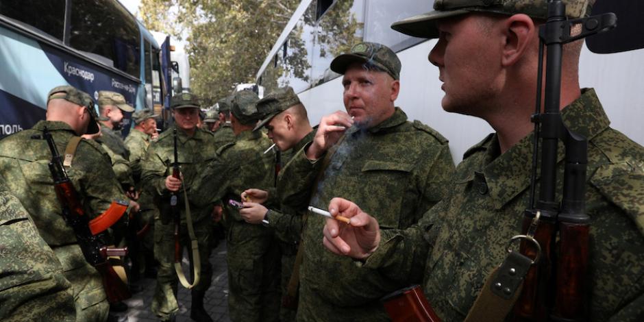 Militares rusos esperan abordar el transporte para sumarse a las fuerzas que luchan en Ucrania, ayer.