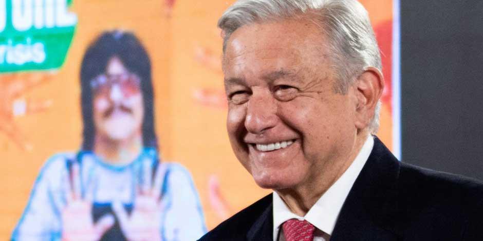 El presidente Andrés Manuel López Obrador en conferencia matutina el 30 de septiembre de 2022. De fondo, la imagen del cantante Chico Che