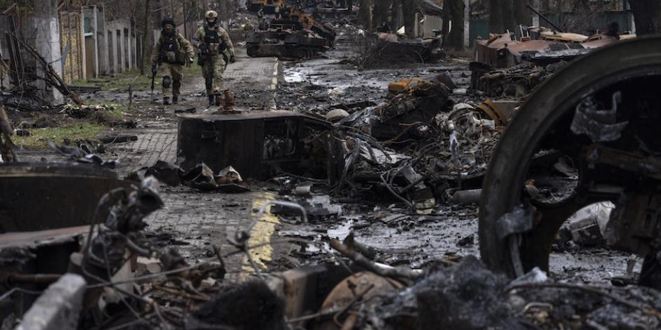 Soldados caminan entre tanques destruidos, en Kiev, Ucrania.*Esta columna expresa el punto de vista de su autor, no necesariamente de La Razón.