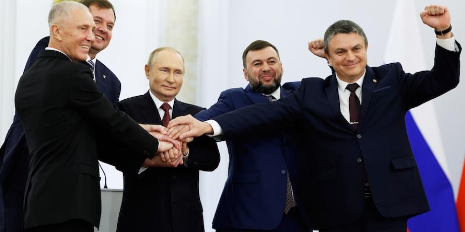 Putin (centro) con líderes de las 4 regiones anexadas, ayer.
